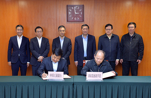 花园生物：公司根据市场需求合理统筹产能安排