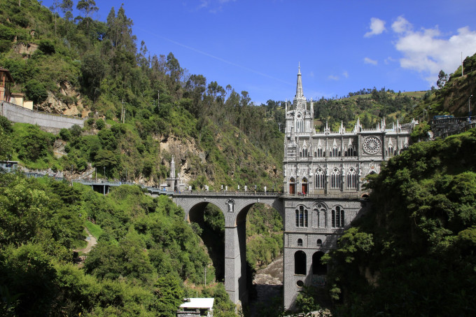 哥伦比亚将对厄瓜多尔进口商品征收30%关税并停止电力出口