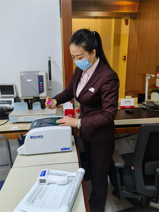 成都银行大宗交易成交182.37万股 成交额3003.63万元