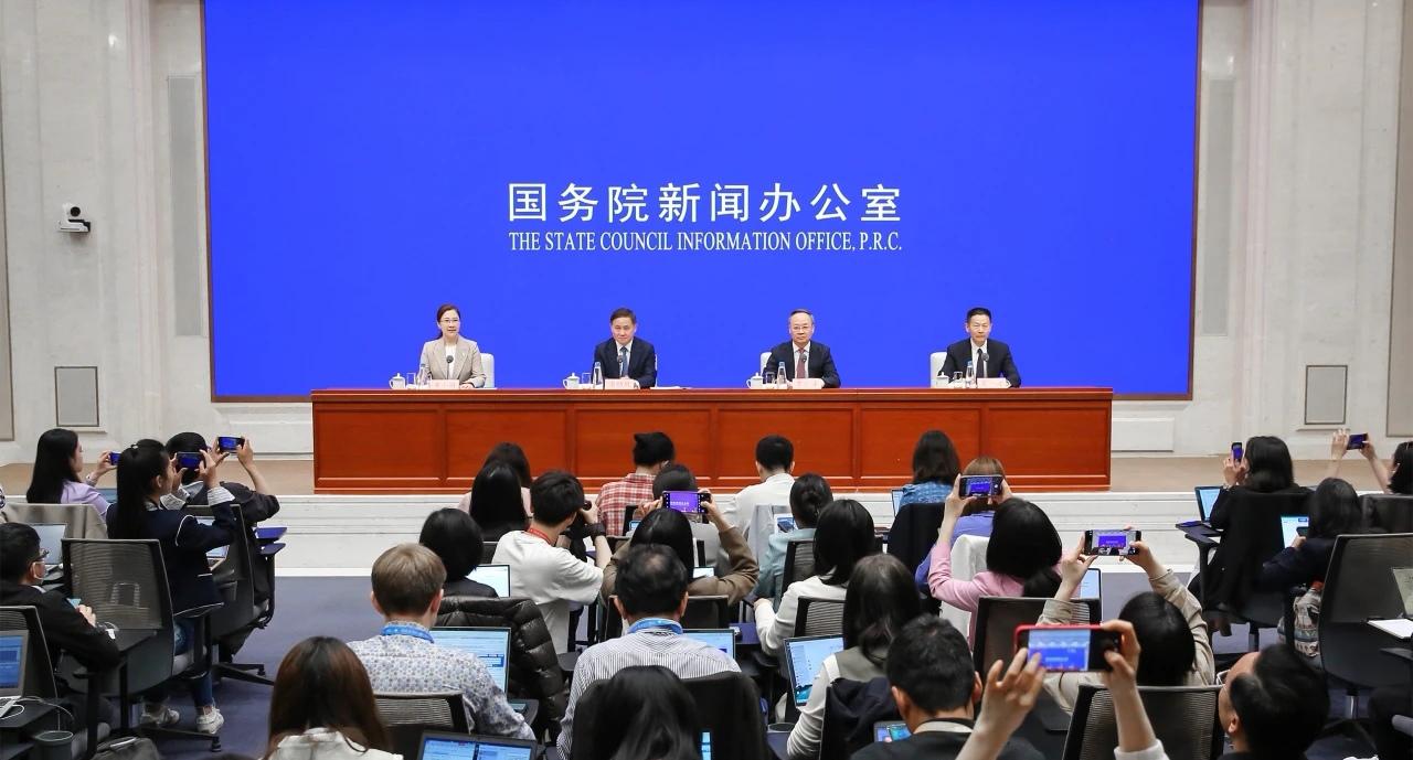 中国人民银行行长潘功胜到丝路基金、反洗钱中心调研慰问