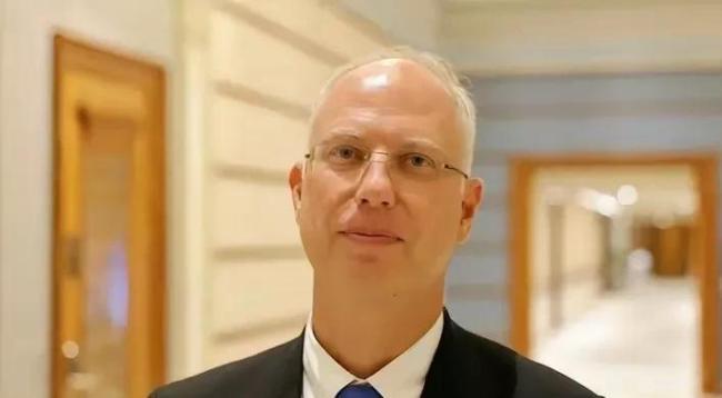 商务部新闻发言人就中英经贸合作成果文件答记者问