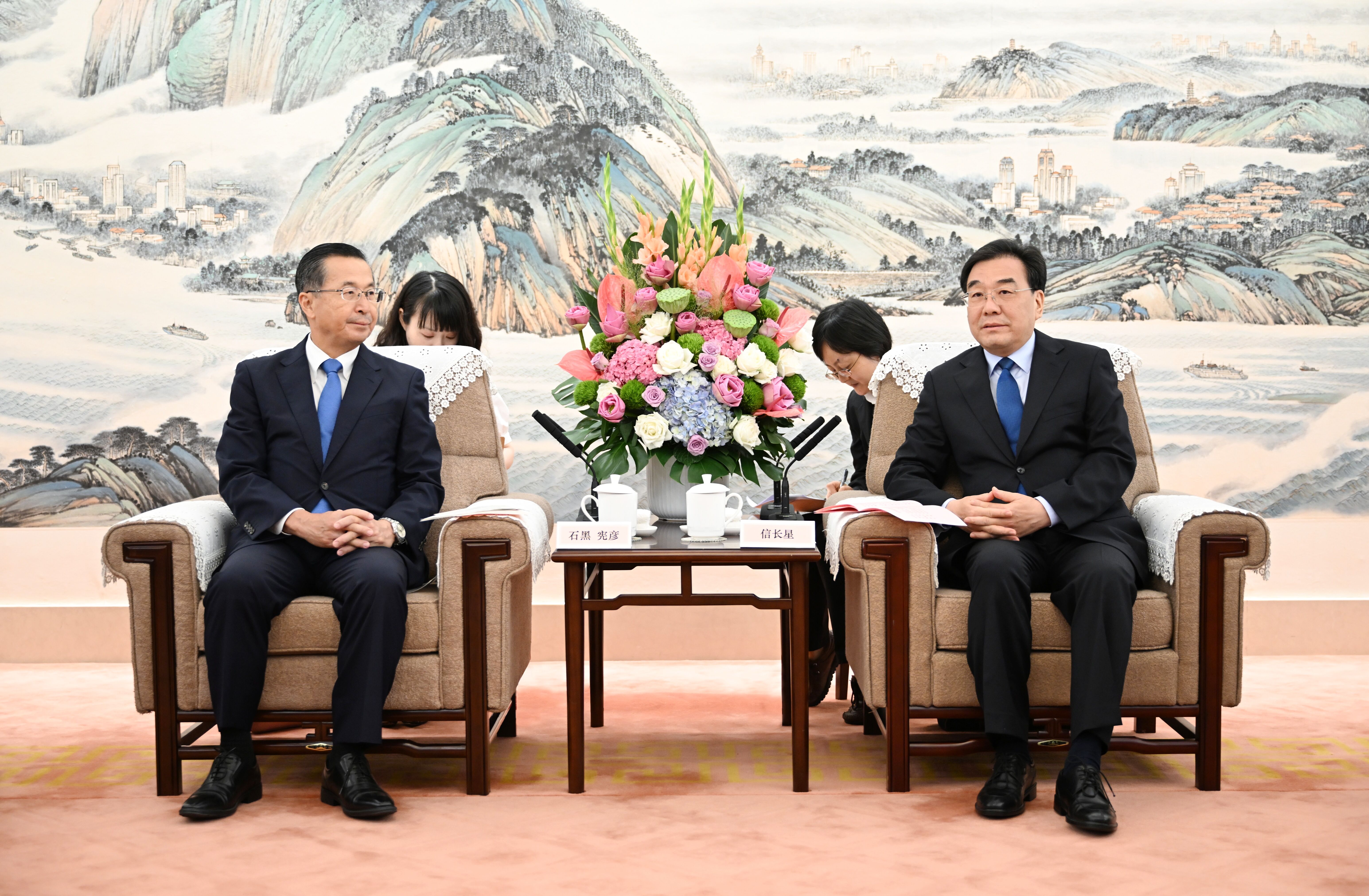 吕瑞浩公参会见“走进埃塞”负责人崔轶