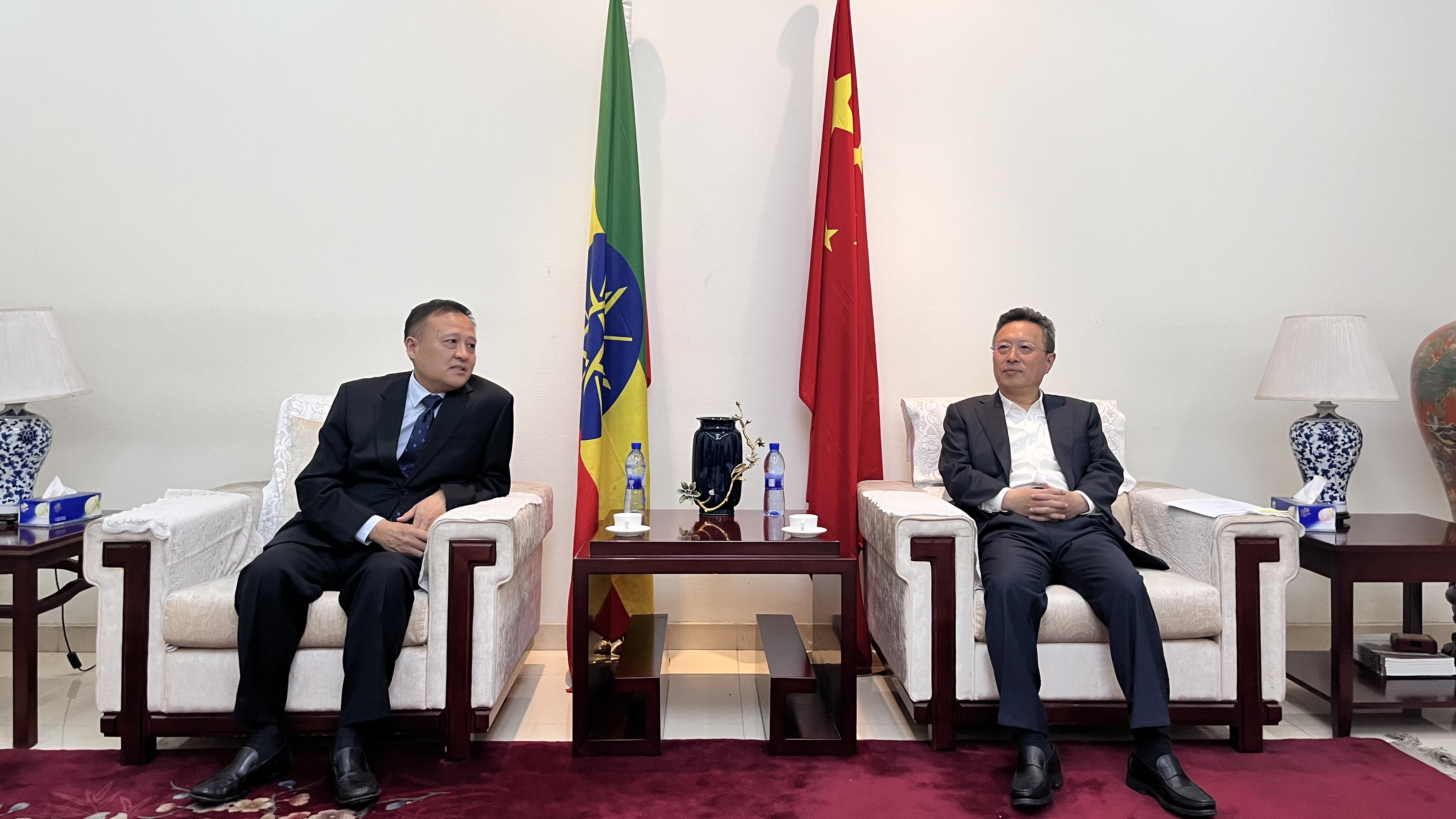 吕瑞浩公参会见“走进埃塞”负责人崔轶