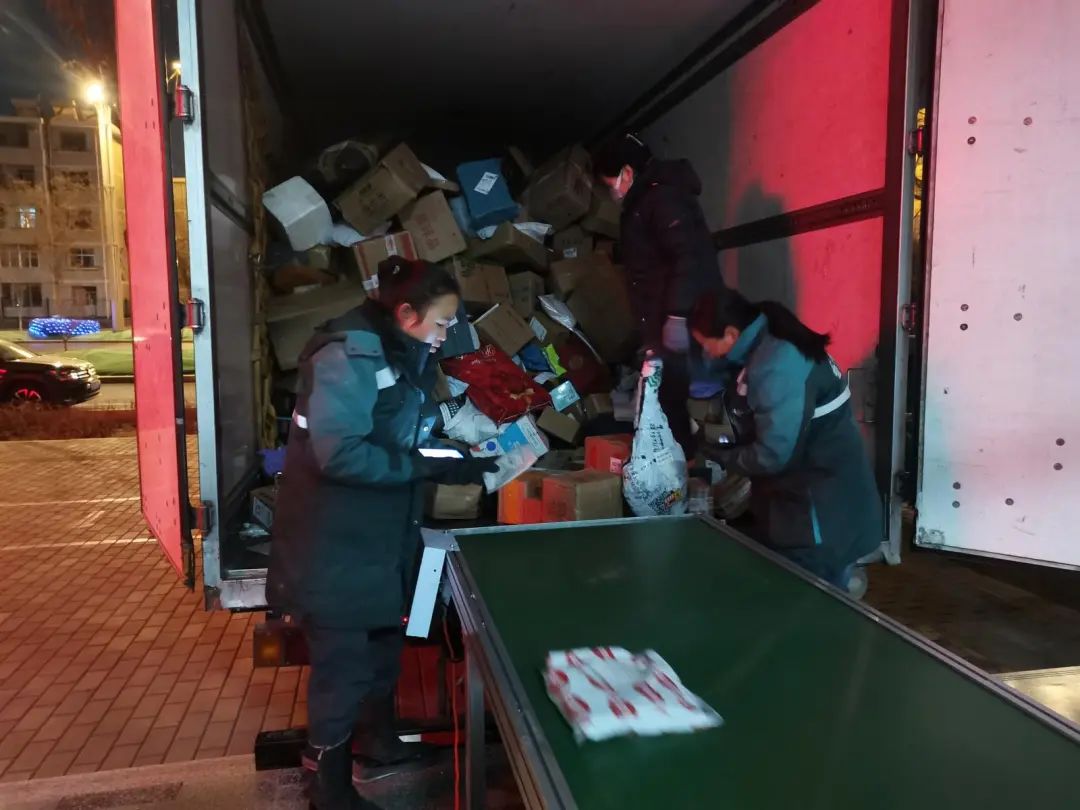 除夕不打烊的快递驿站丨新春走基层