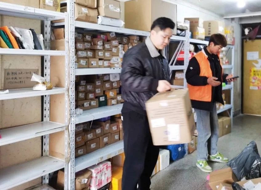 除夕不打烊的快递驿站丨新春走基层