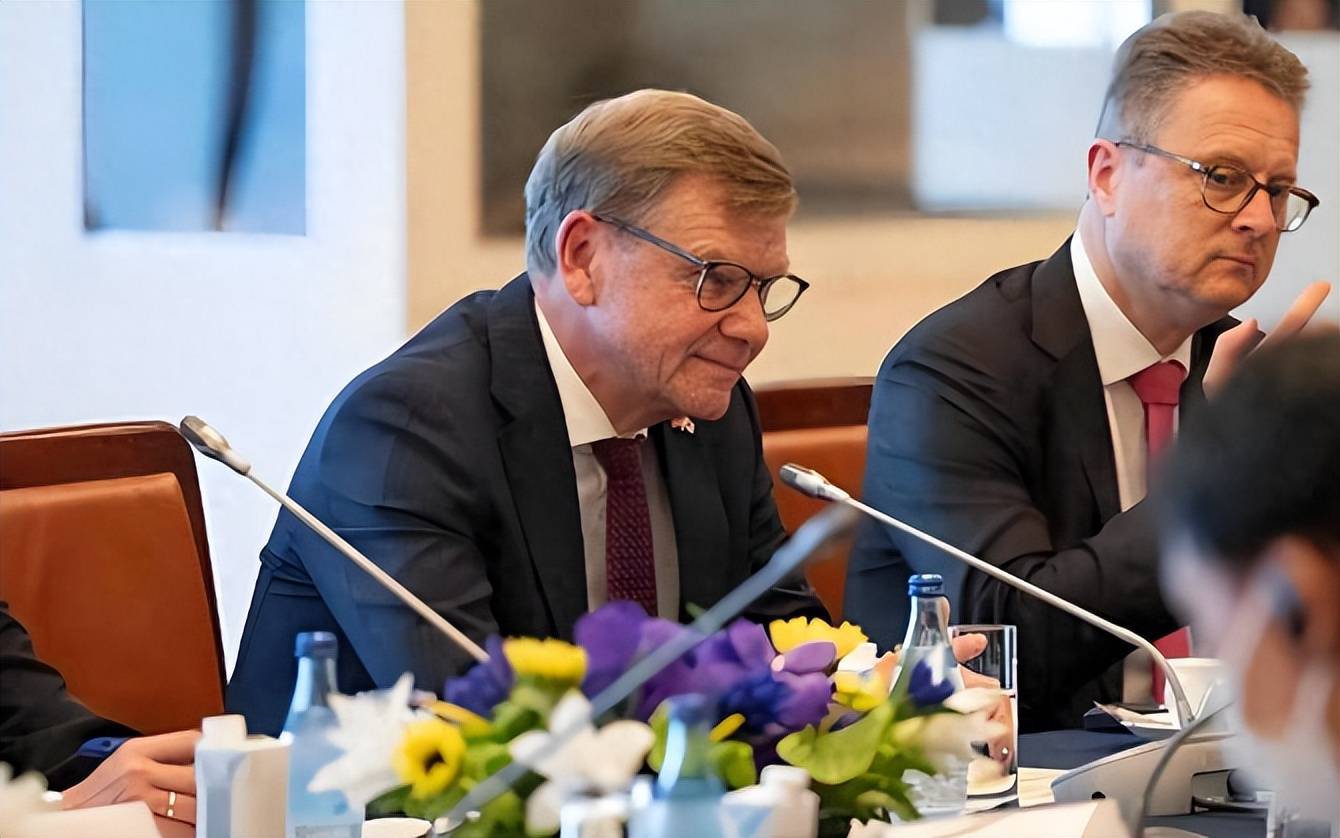 王毅会见德国外长瓦德富尔