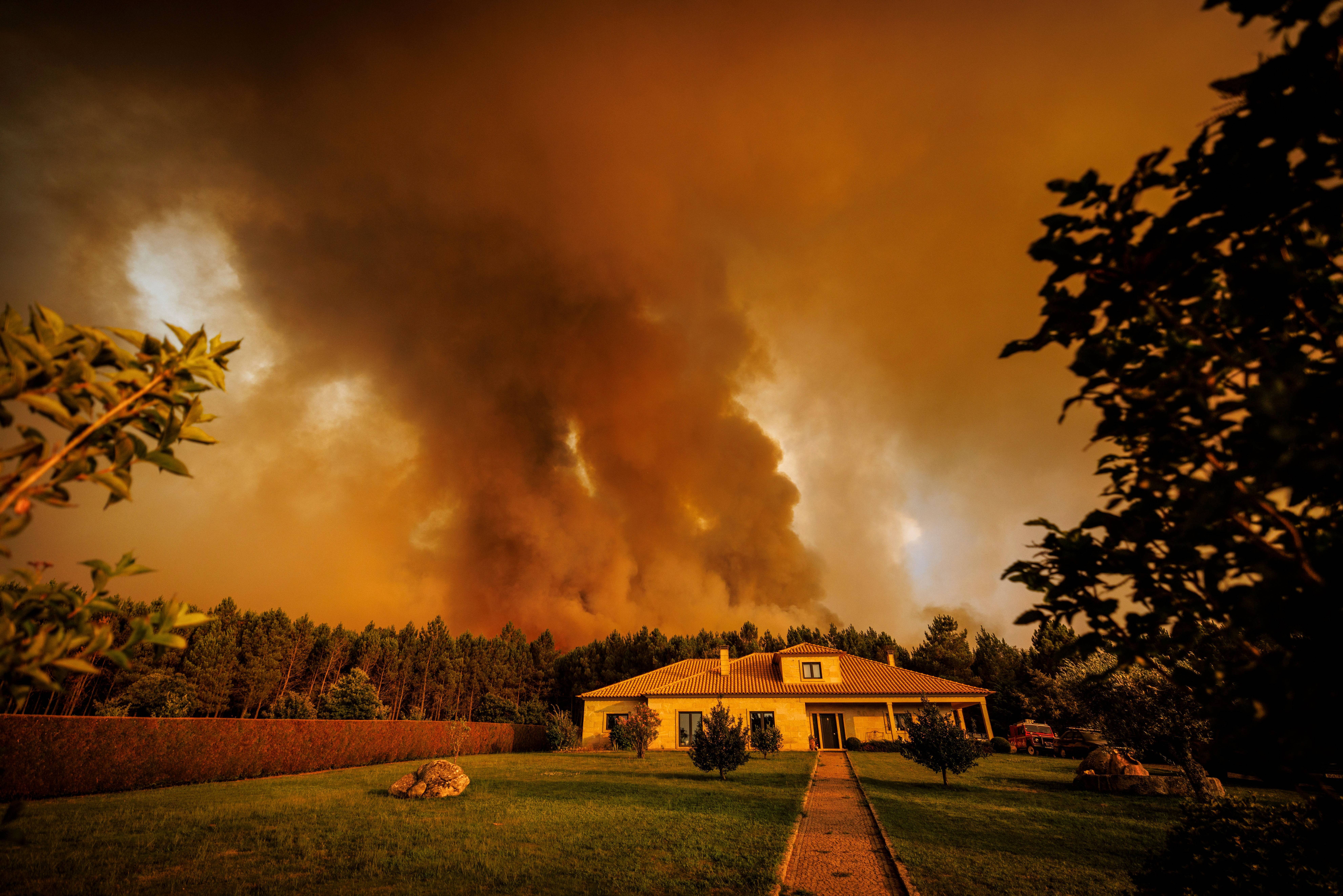 石家庄昨晚突发山火，火势蔓延数座山，山西五台山同日出现火情！多地刮起沙尘暴，“强风吹得人都走不动道”，多家景区关闭