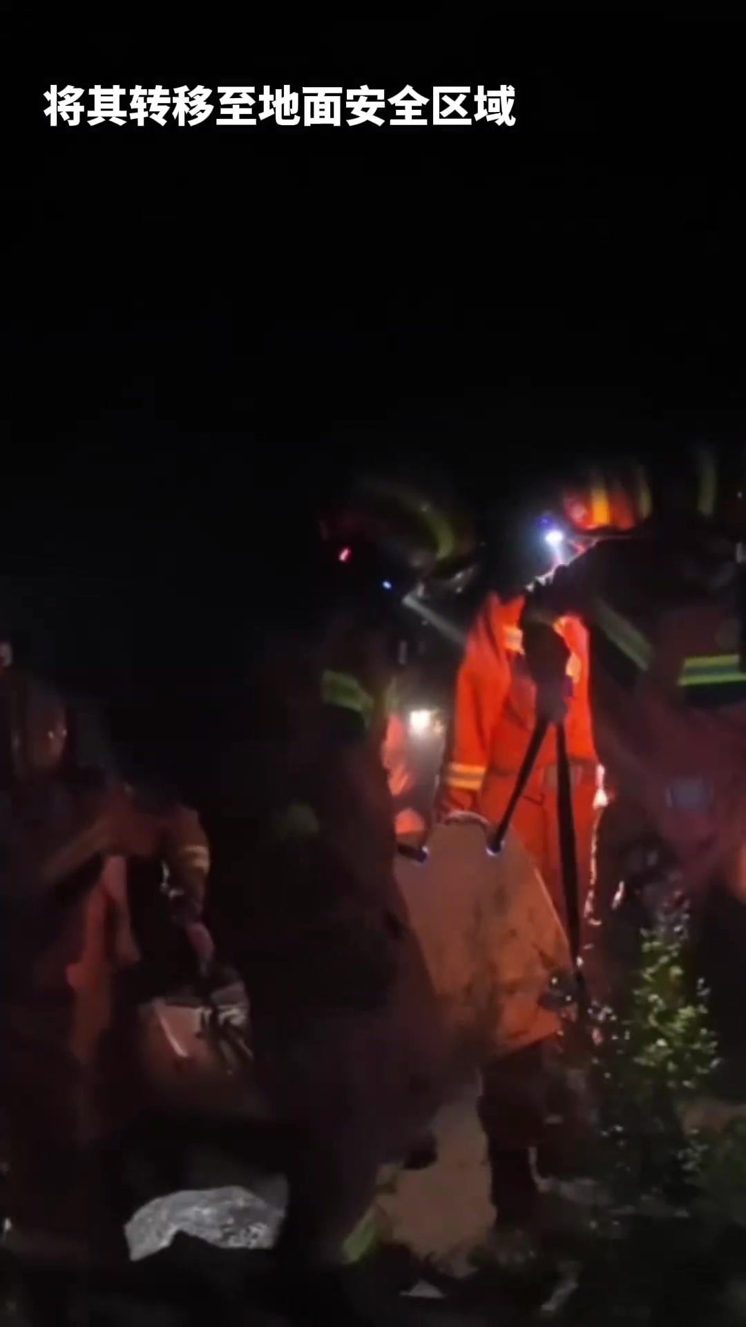 石家庄昨晚突发山火,火势蔓延数座山,山西五台山同日出现火情!多地刮起沙尘暴,“强风吹得人都走不动道”,多家景区关闭