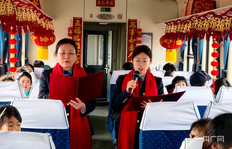 新春走基层丨慢火车来了机器人乘务员