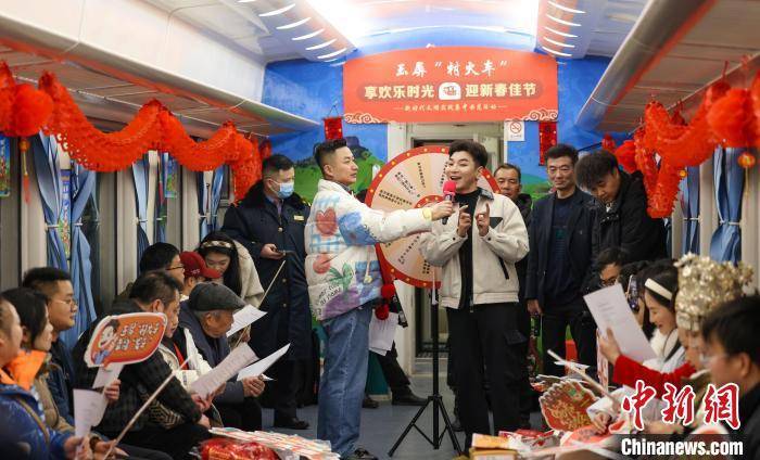 新春走基层丨慢火车来了机器人乘务员