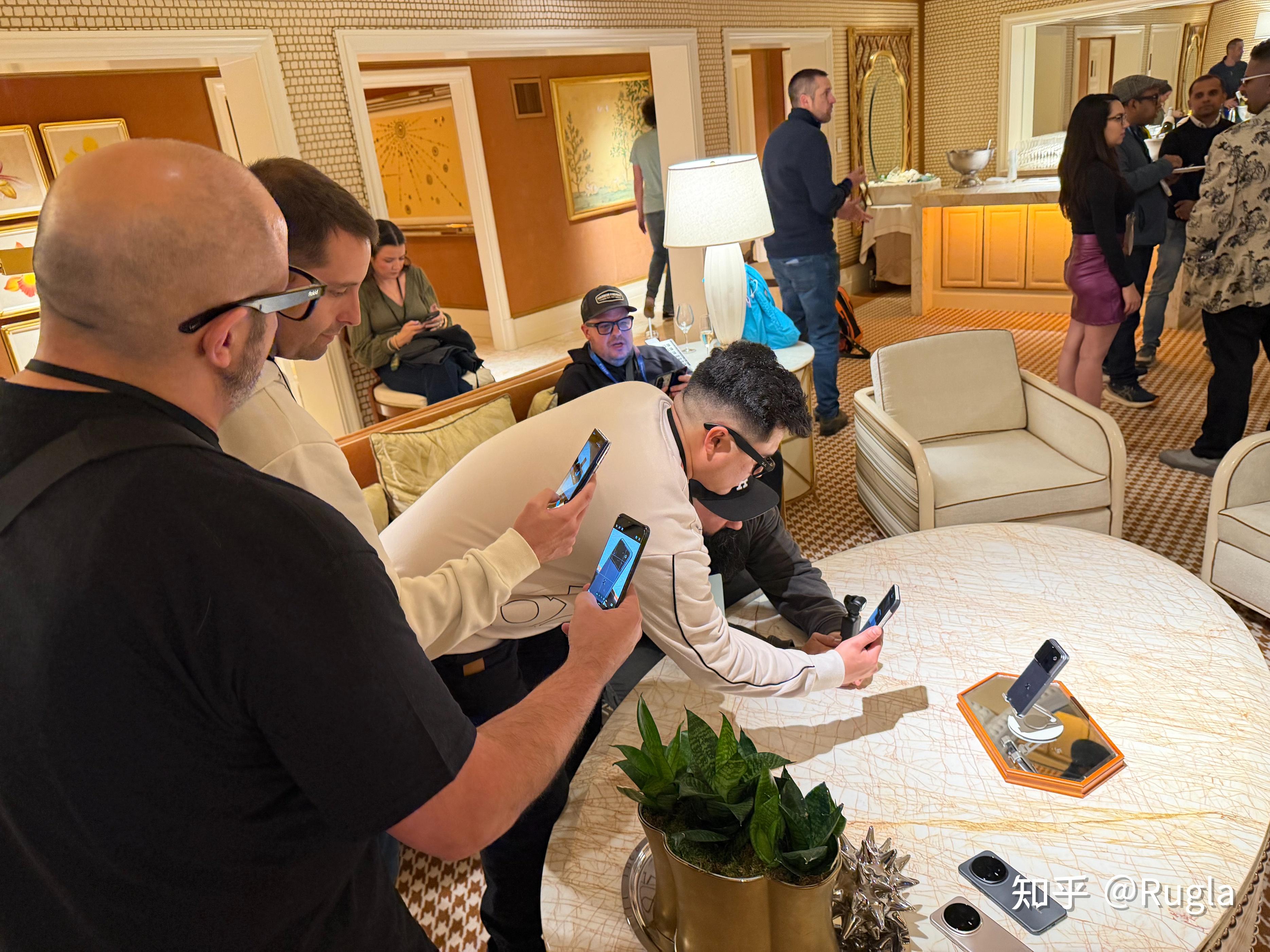 荣耀首款人形机器人亮相