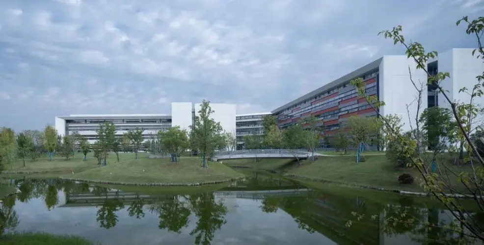 马云现身云谷学校！阿里蚂蚁核心管理层罕见聚齐