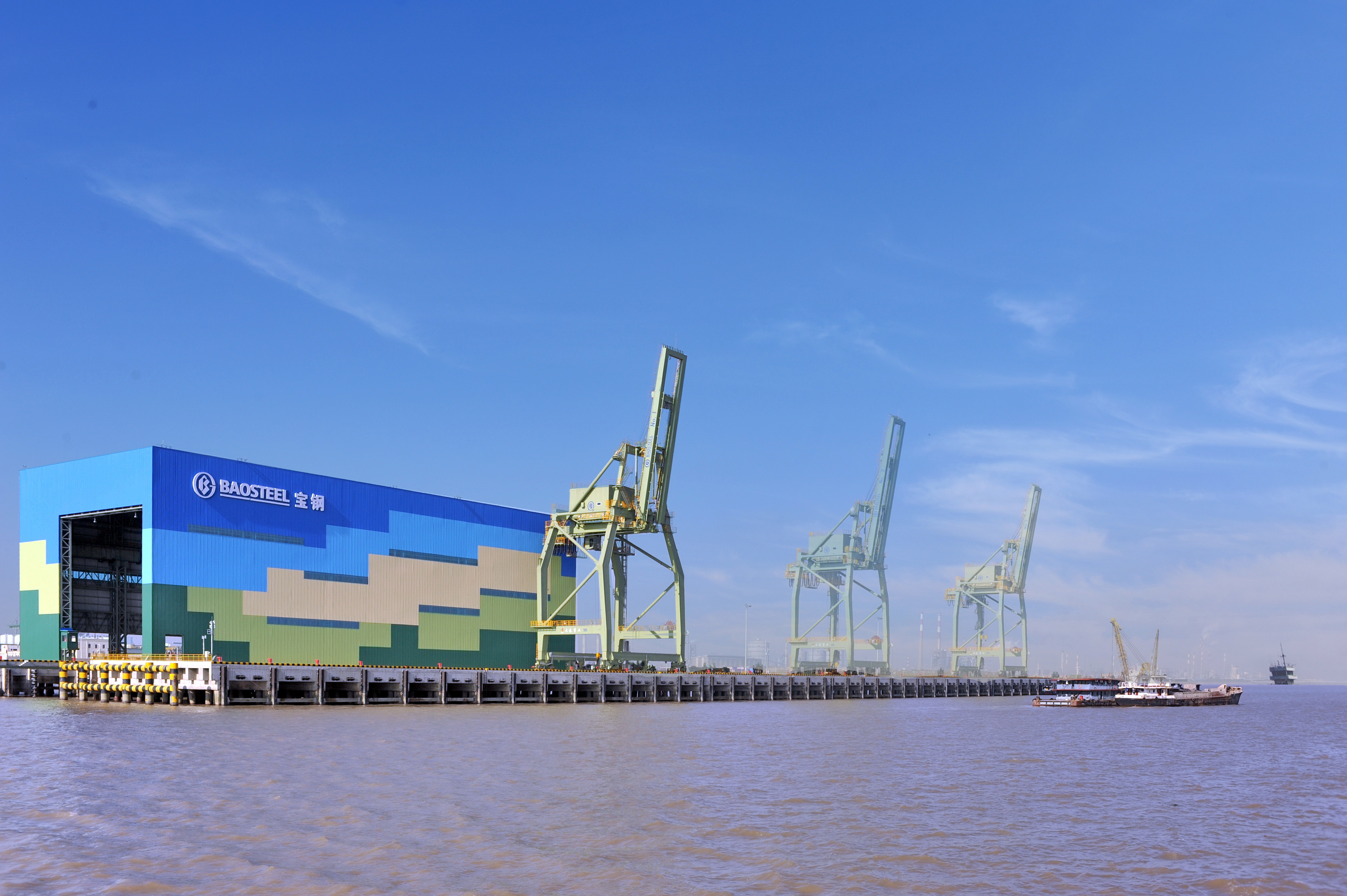 华西股份获得发明专利授权:“一种用于冷热双模全天候热管理的三明治结构功能织物及其应用”