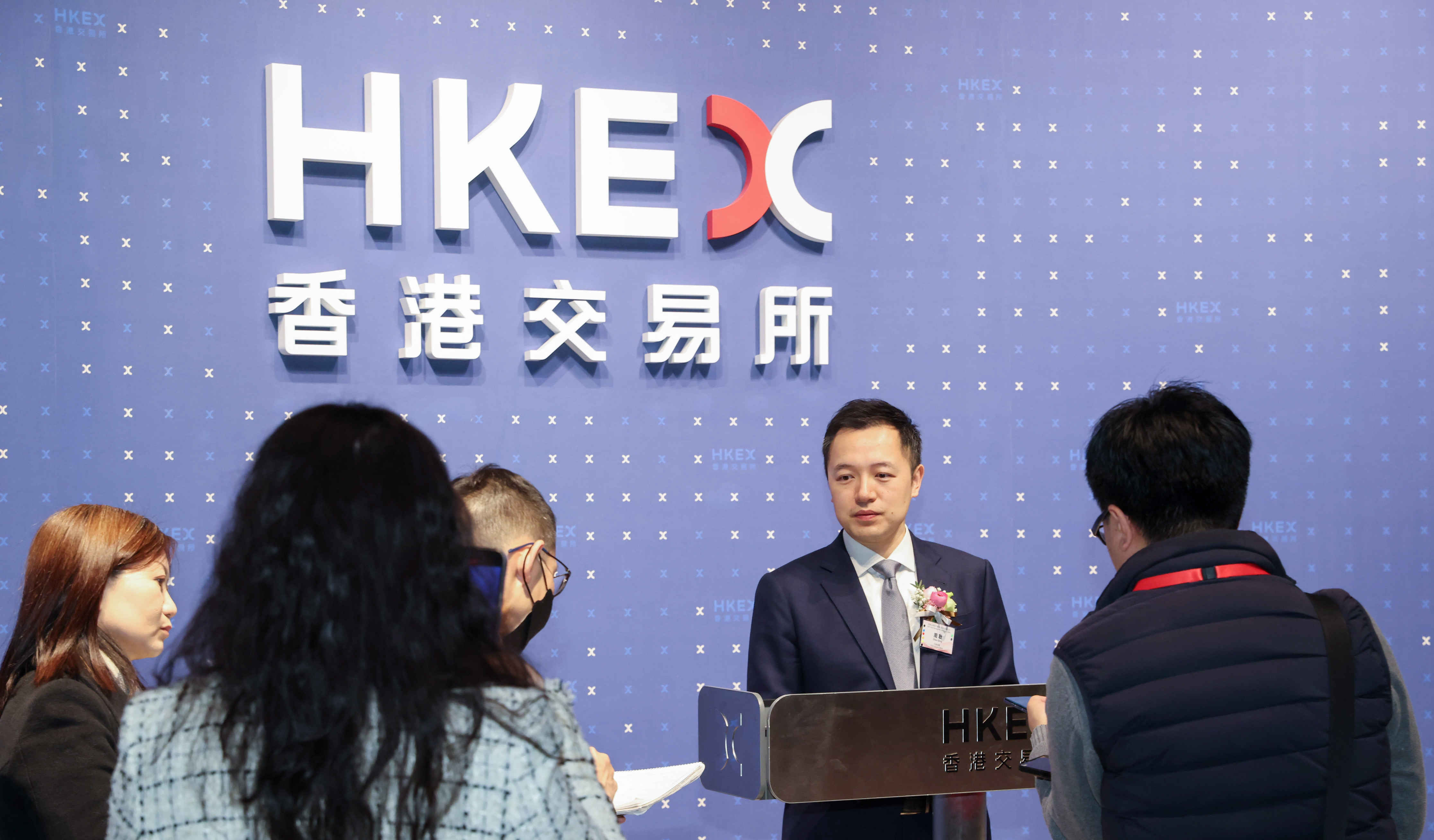 港股午评：恒生指数涨0.83%