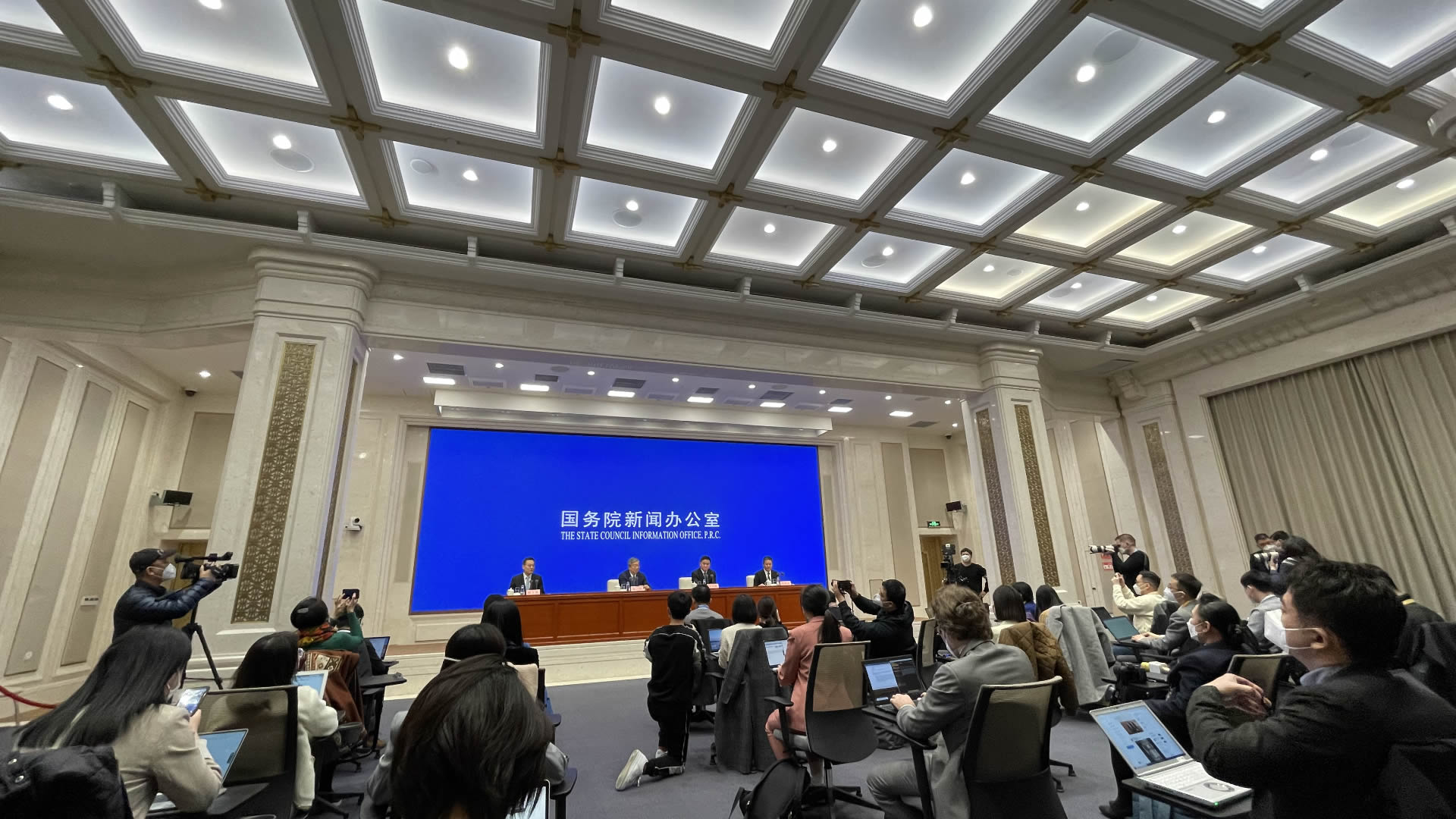 潘功胜：利用宏观审慎和金融稳定政策工具及时弱化或阻断国际金融市场风险传染