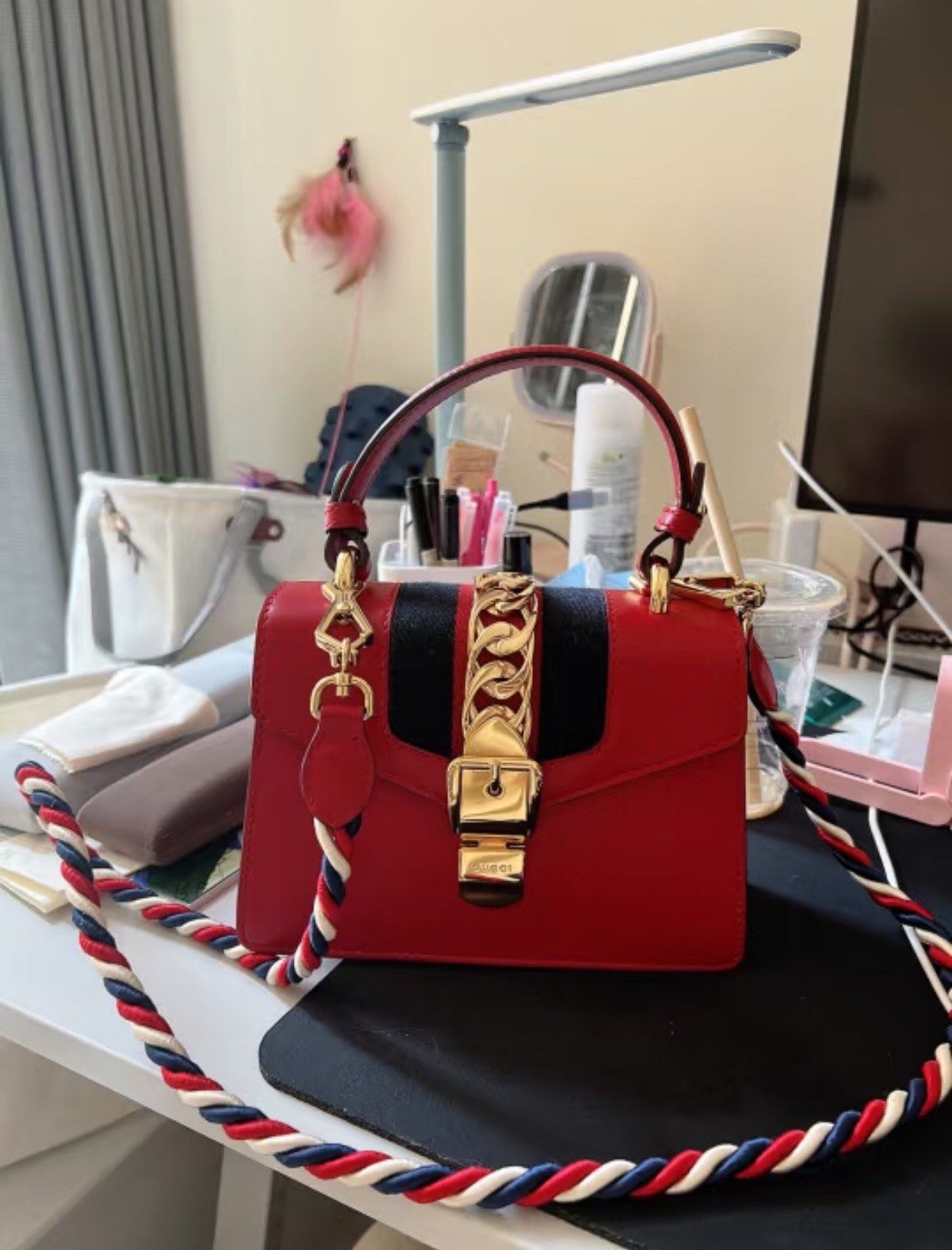 包钢股份大宗交易成交44.22万股 成交额130.45万元