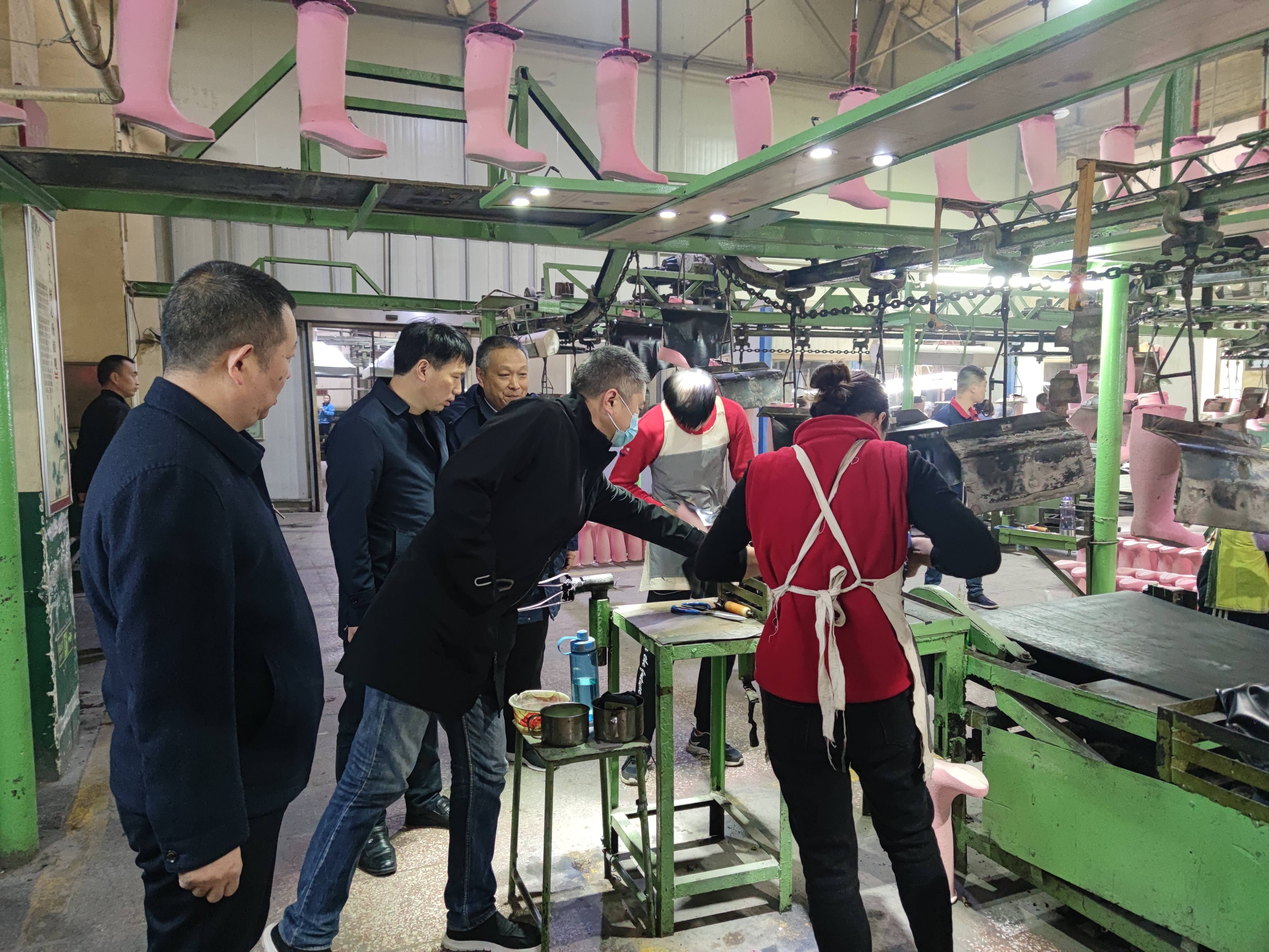 驻玻利维亚大使王亮拜会玻新任矿业部长卡尔德隆