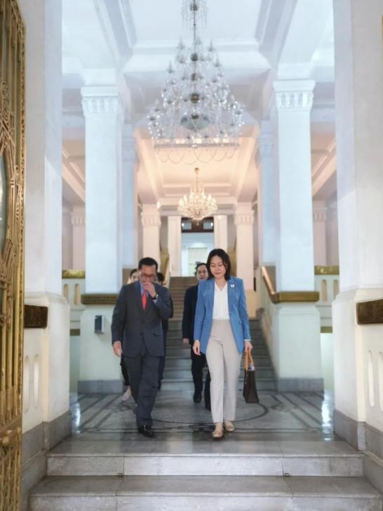 外交部领事司司长龙舟会见俄罗斯驻广州总领事捷普洛夫