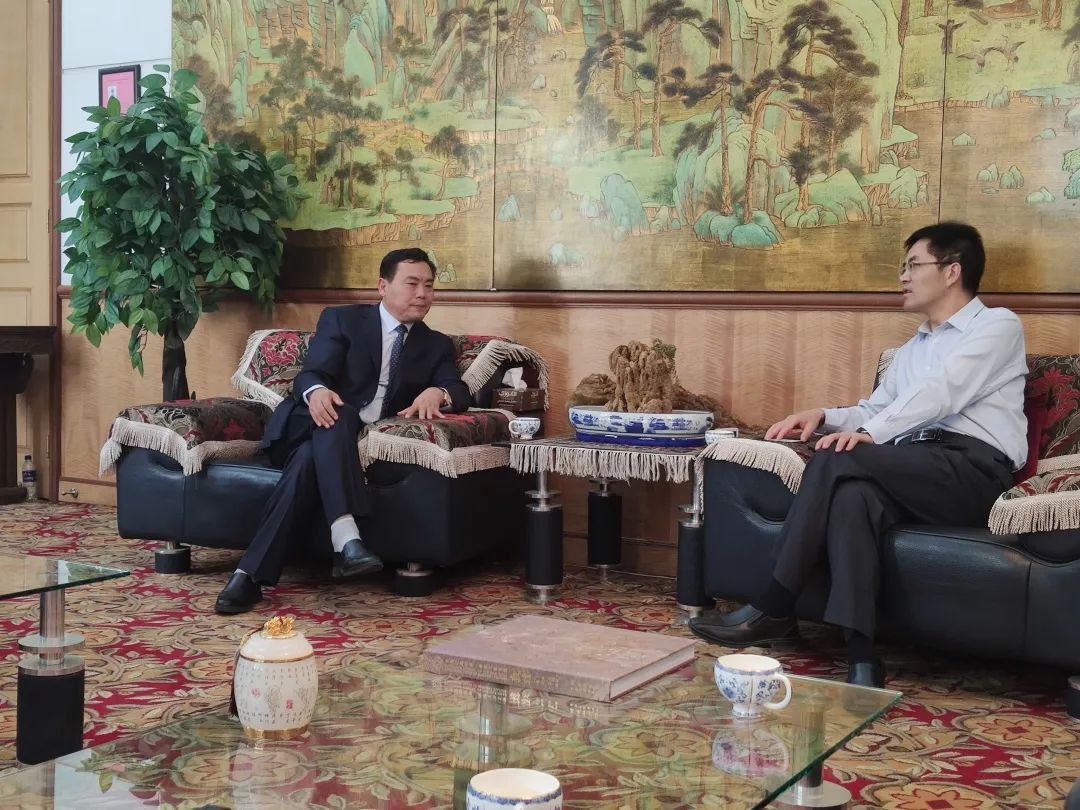 李汉清参赞拜会圭亚那旅游工贸部长罗德里格斯