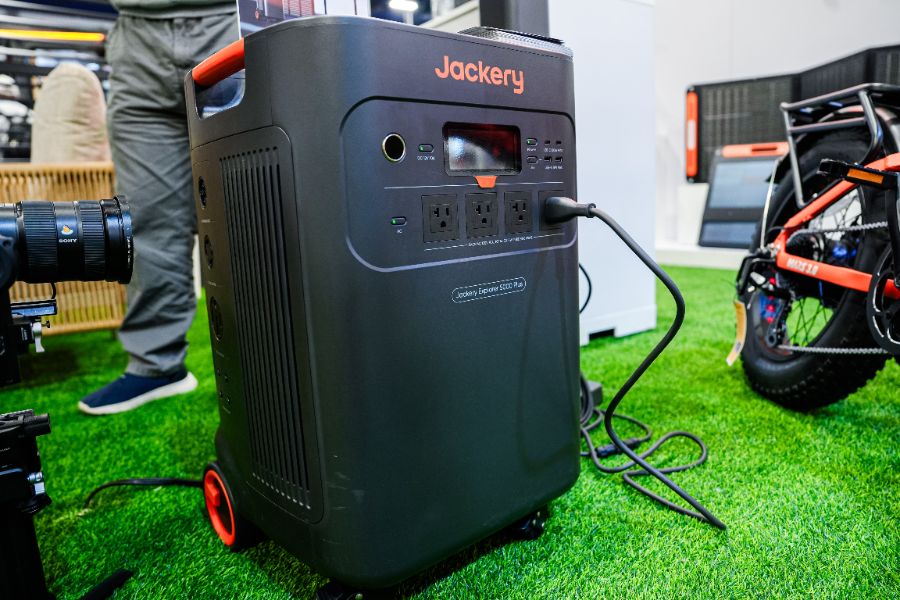 华宝新能推出全新庭院阳台光储 AI重塑家庭能源经济性与自主性