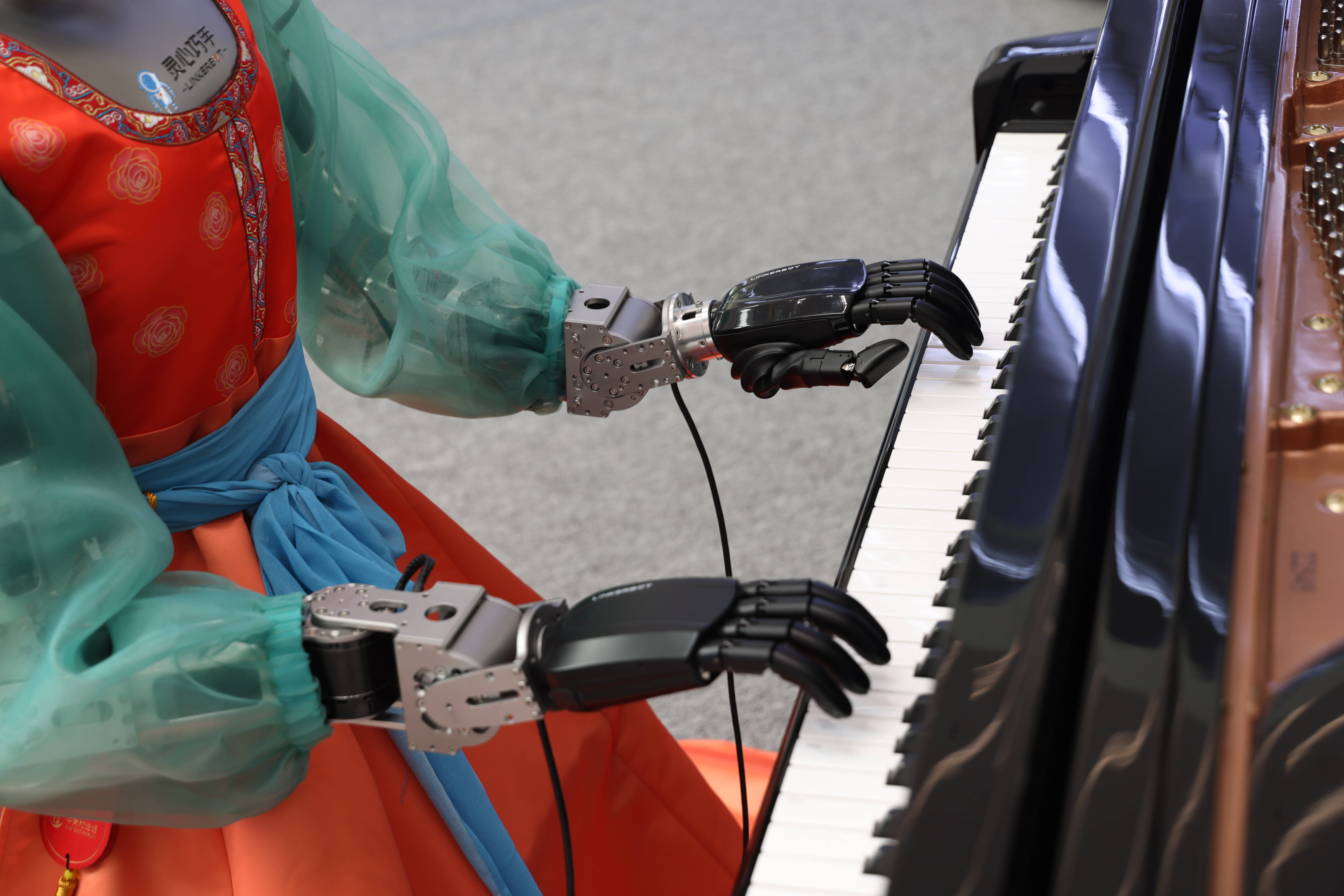 马年春晚同款机器人亮相2026中关村论坛年会