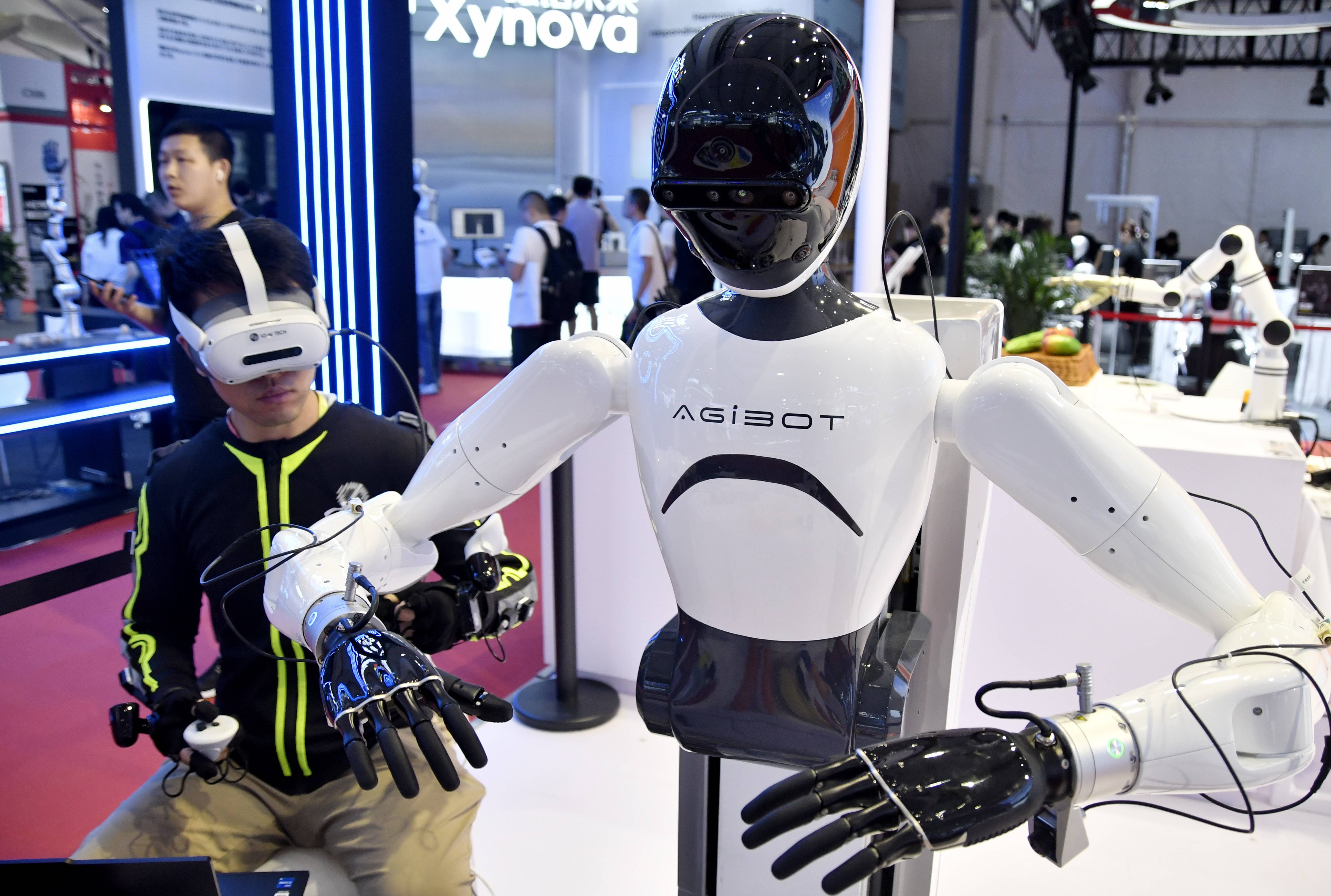 中关村论坛年会机器人又带了哪些新“武艺”